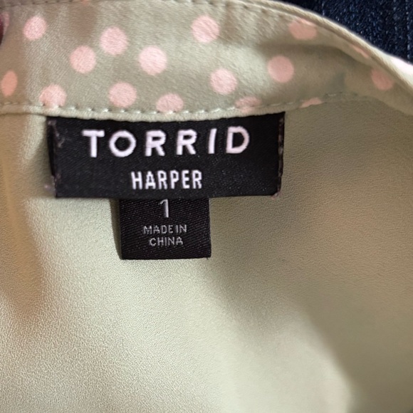 Torrid Harper Green Polka Dot Blouse Size 1 Flowy V-Neck Top - Picture 3 of 3